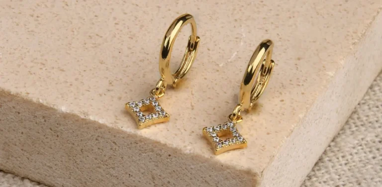 Qué son los aretes huggies