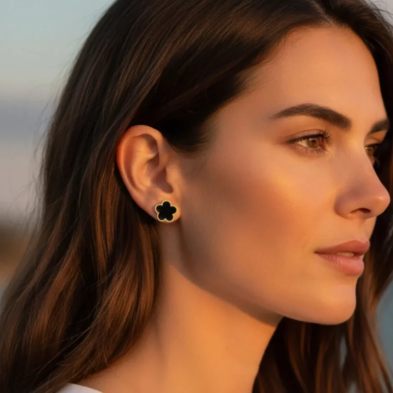 Aretes Broquel De Acero Flor 5 Hojas Negro