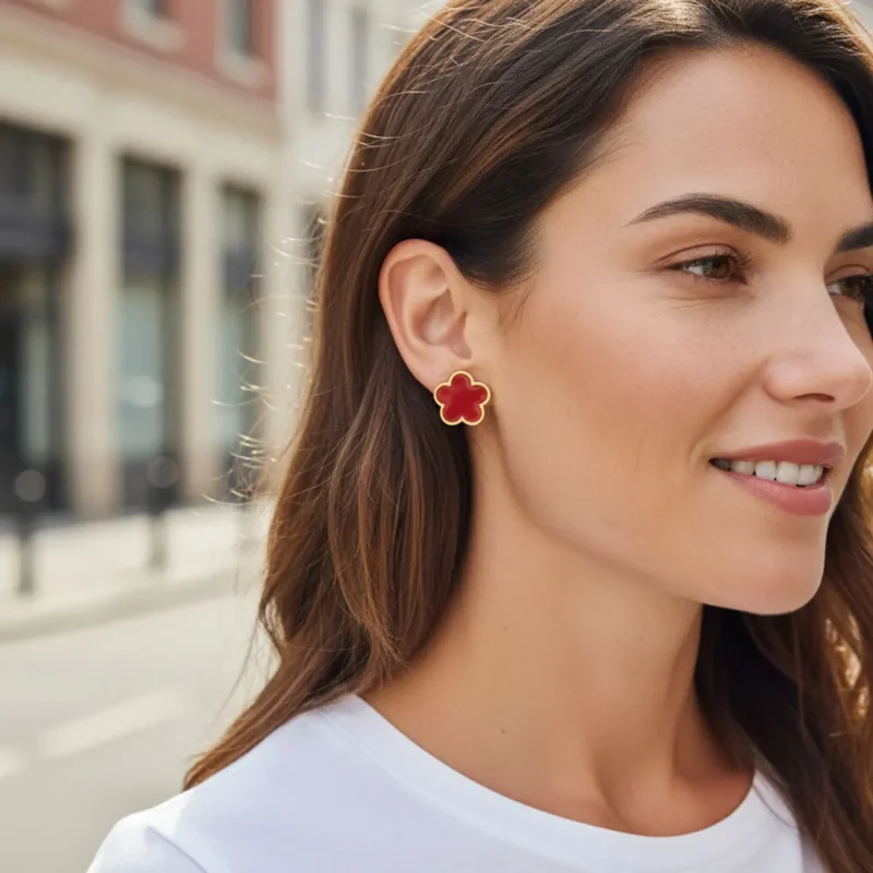 Aretes Broquel De Acero Flor 5 Hojas Rojo