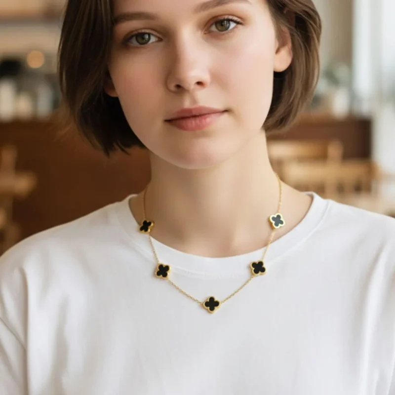 Collar De Acero Flor 5 Hojas Negro Dorado